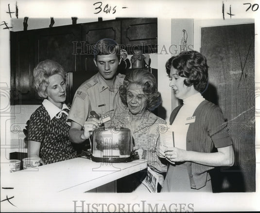1974 Press Photo Women Against Crime members and Sheriff's Deputy Jerry Burg- Historic Images