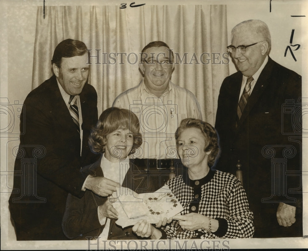 1973 Press Photo Algiers Irish Association Plans St. Patrick&#39;s Day Festivities- Historic Images