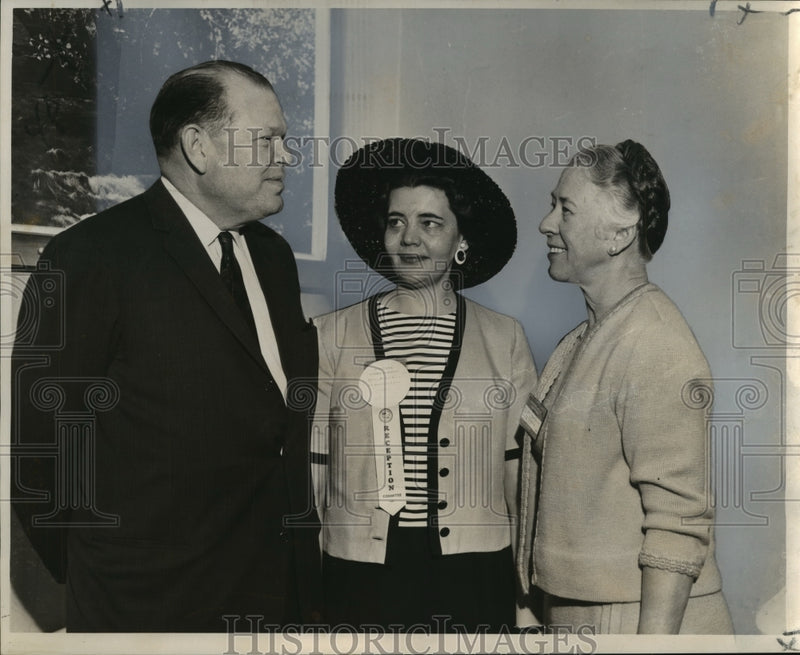 Load image into Gallery viewer, 1964 Press Photo Officials Chat at the Louisiana AFL-CIO Convention, New Orleans
