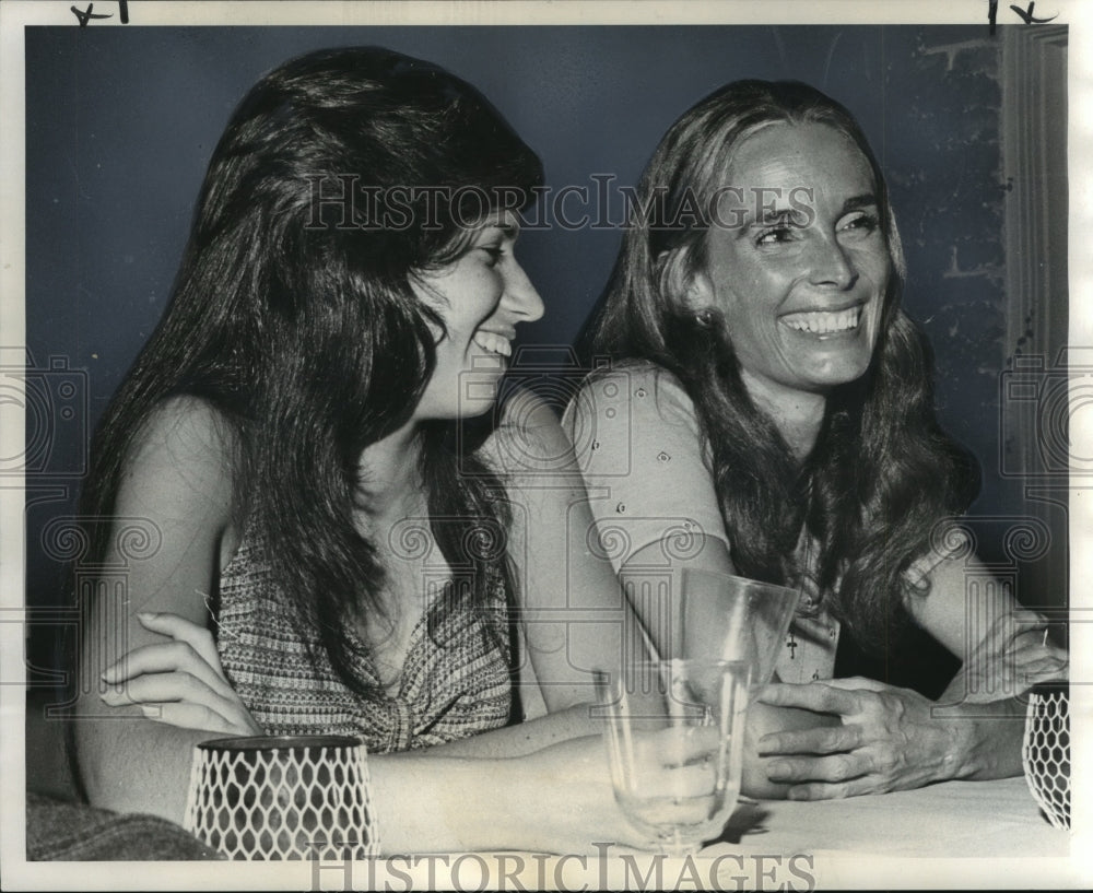 1974 Press Photo Ballet Hysell star Susan Burchardt with patron Judith Holton - Historic Images