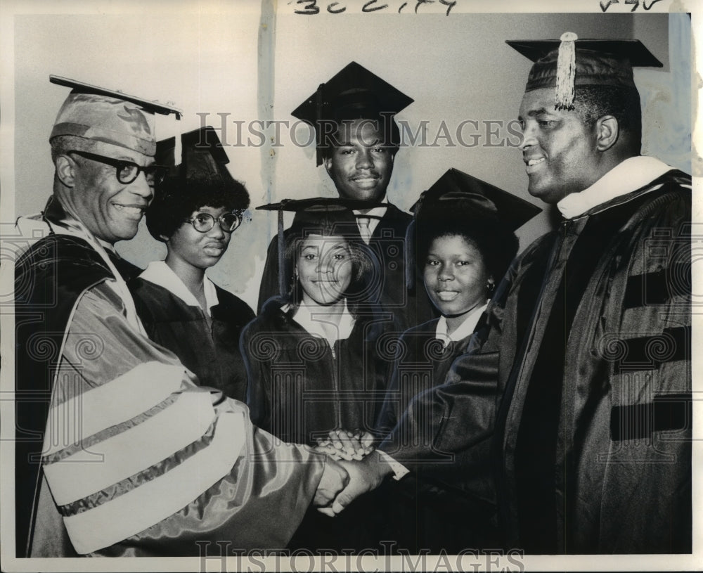 1972 Press Photo Dillard. Dr. Broadus N. Butler congratulating graduates- Historic Images