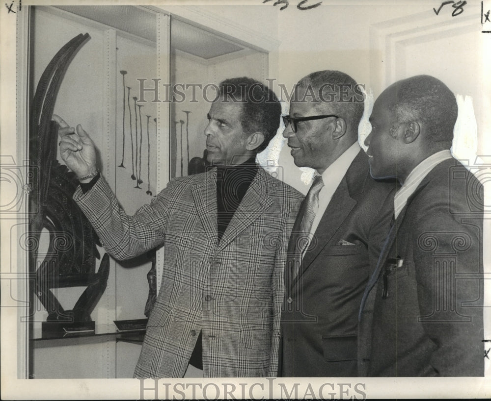 1971 Press Photo Dr. Broadus N. Butler Shows African Art to Former Ambassadors - Historic Images