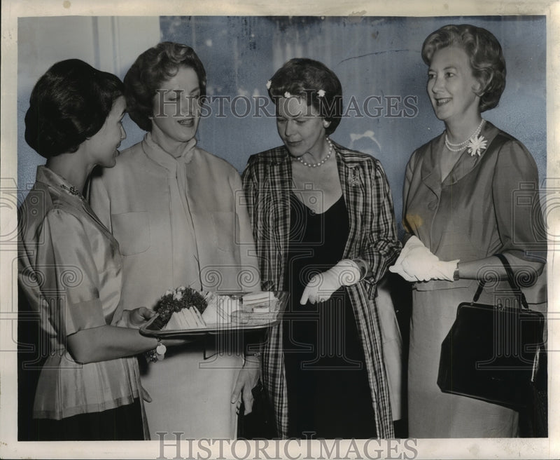 Load image into Gallery viewer, 1962 Press Photo Junior League of New Orleans Annual Tea and Garden Party

