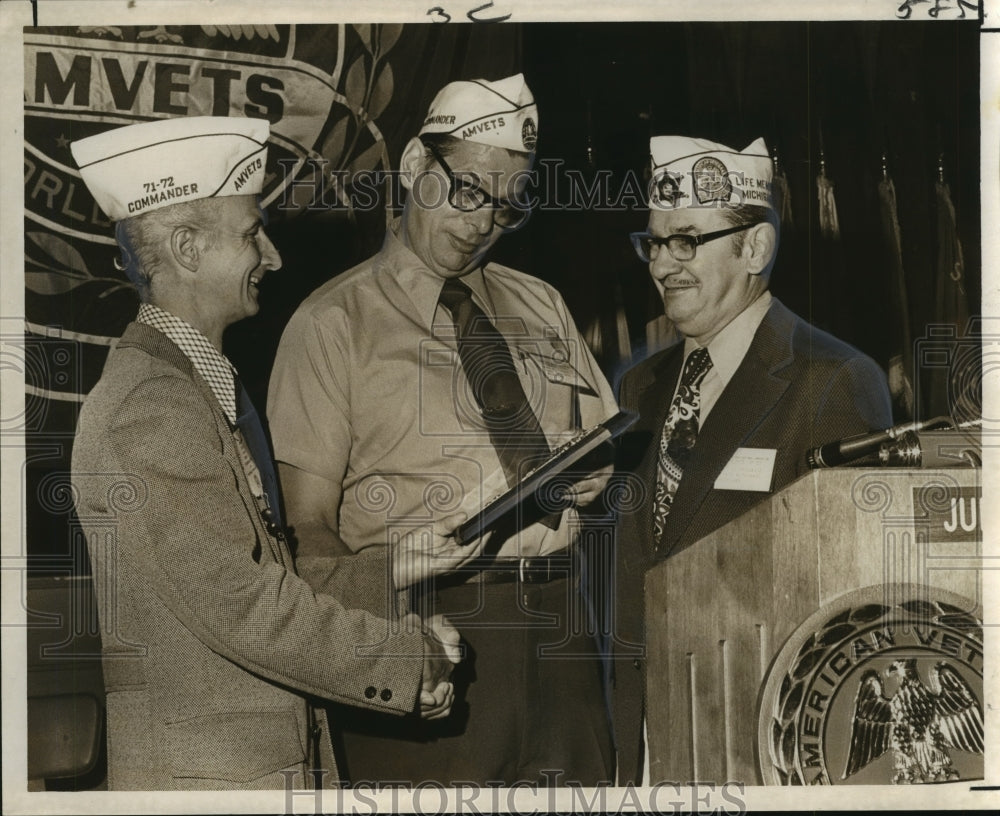 1972 Press Photo AMVETS Present Youth Activities Award to Michigan AMVETS WWII- Historic Images