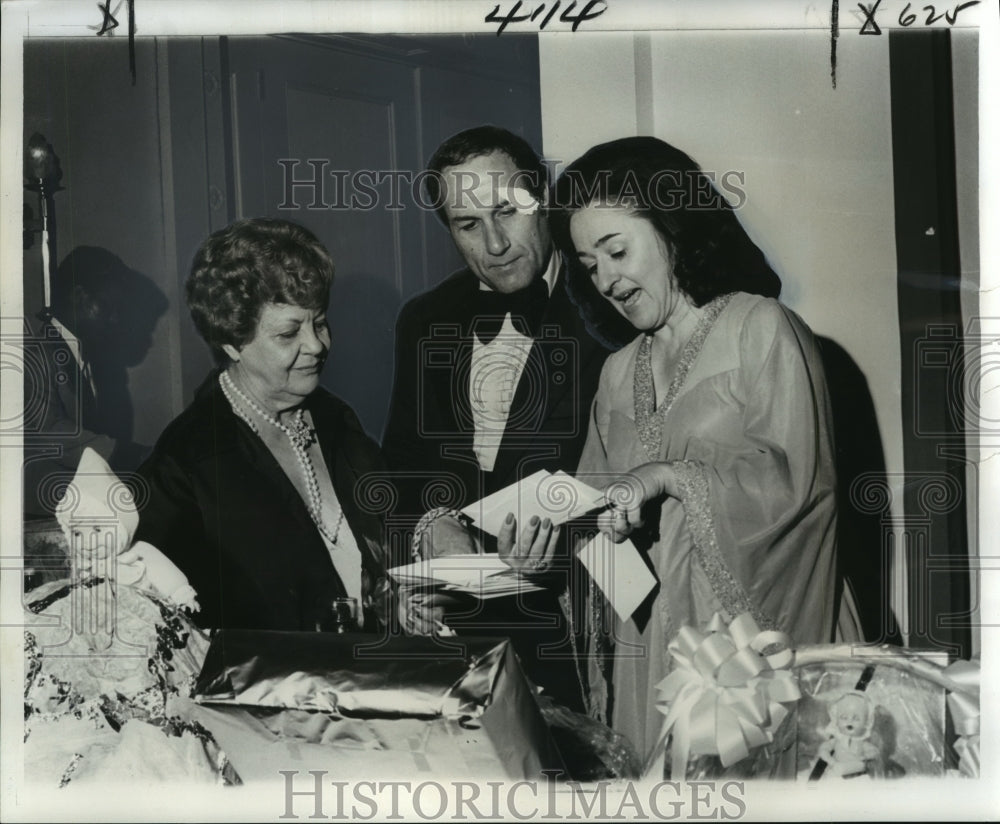 1977 Press Photo The Volunteers of America ball - Historic Images