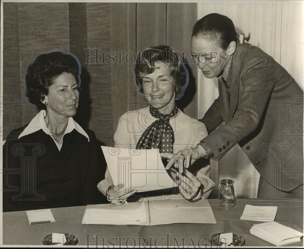 1975 Press Photo Participants in a seminar held with Beautiful Activists program- Historic Images