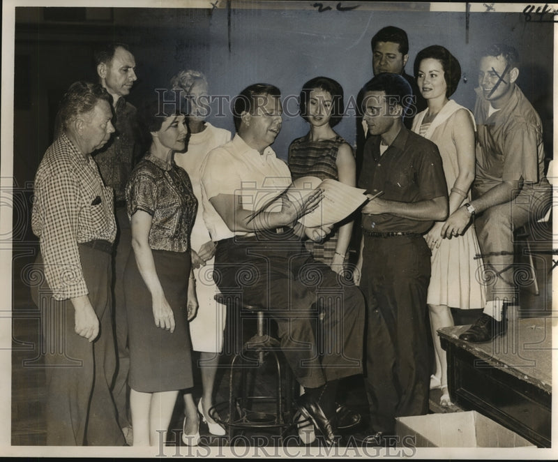 Load image into Gallery viewer, 1964 Press Photo Conductor Milton Bush discusses concert with Bill Miller
