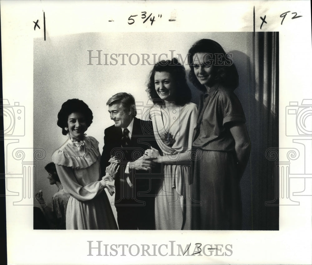 1979 Press Photo Visitors at Tudor Gothic house during Decorators&#39; Show House- Historic Images