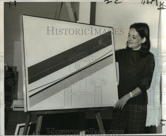 1972 Press Photo Sally Miles Bruns admires Catherine Zimmerman Painting- Historic Images