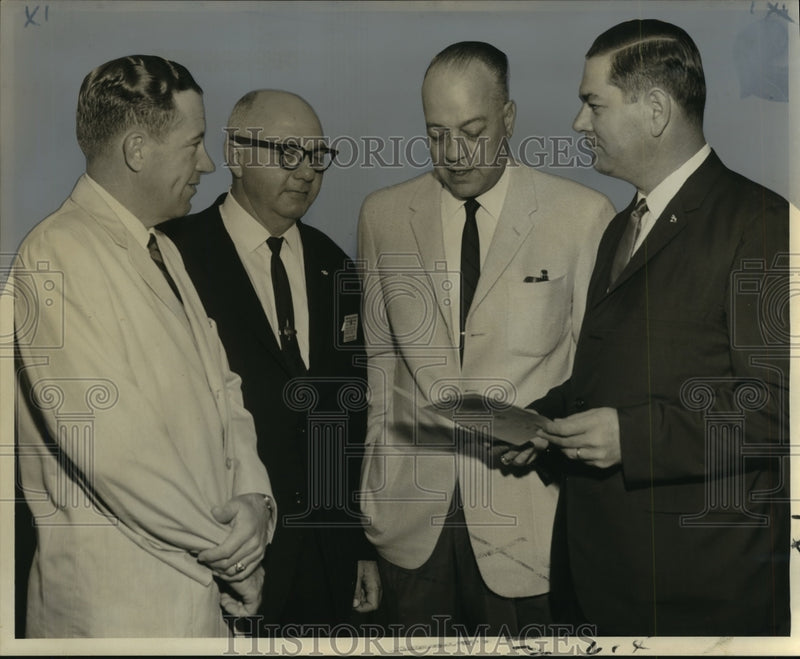 Load image into Gallery viewer, 1964 Press Photo Attendees at Association of Chiefs of Police meeting
