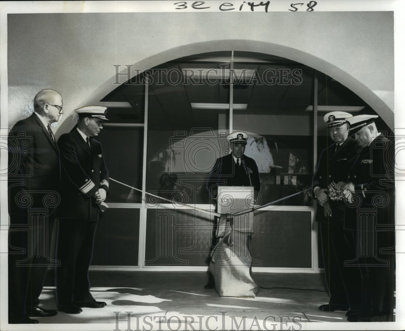 Load image into Gallery viewer, 1966 Press Photo The Navy Exchange building dedication ceremony, Callender Field
