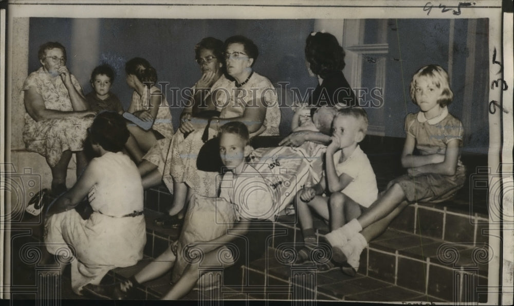 1957 Press Photo Cameron residents stay at Lake Charles High School during storm- Historic Images