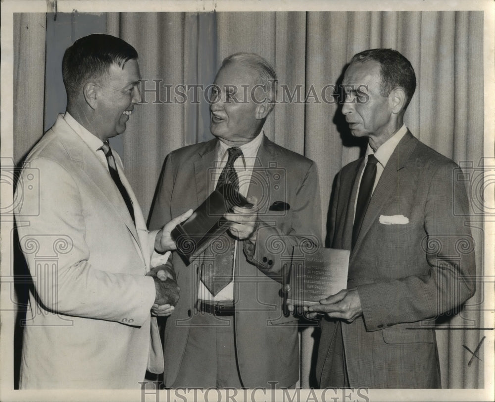1970 Press Photo Sportsman League president Atwood Rice Jr. presenting plaques- Historic Images