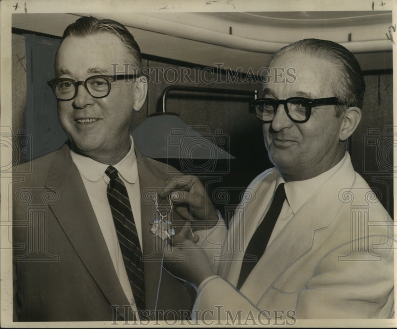 Load image into Gallery viewer, 1957 Press Photo Charles Nutter receives the "Italian Star of Solidarity"
