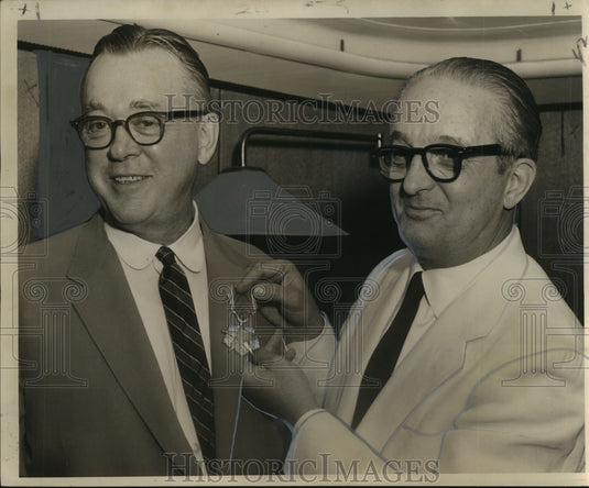 1957 Press Photo Charles Nutter receives the "Italian Star of Solidarity"