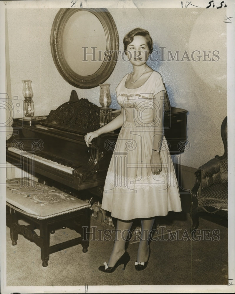 Load image into Gallery viewer, 1959 Press Photo Miss Elizabeth Luearman, now Mrs. Albert Hauser Buchanan
