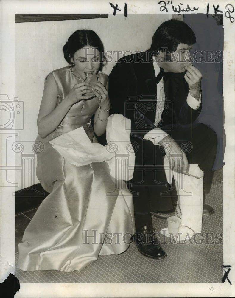 1971 Press Photo Socialite Richard Brue eats a Po&#39;boy with Unidentified Woman - Historic Images