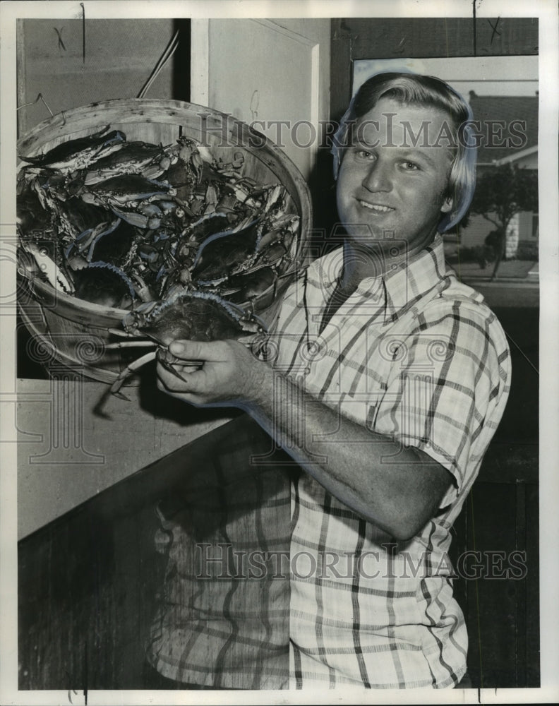 1974 Press Photo Local seafood store owner Wayne Burlett holds up fresh crabs- Historic Images