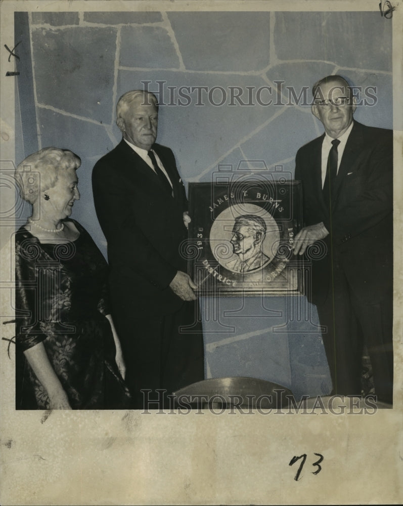 1961 Press Photo James T. Burns accepts A.R. Blossman bronze profile plaque- Historic Images