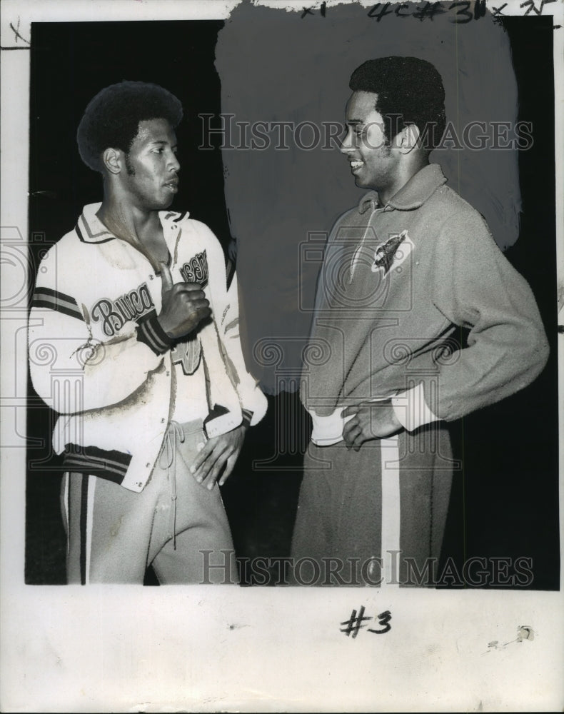 1971 Press Photo Fallon Bush &amp; Ralph Smith, who&#39;s number 1 in the 100-yard dash- Historic Images