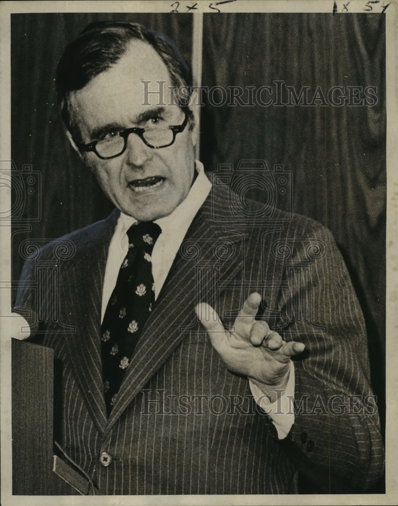 Load image into Gallery viewer, 1974 Press Photo Republican National Chairman George Bush - noo02207
