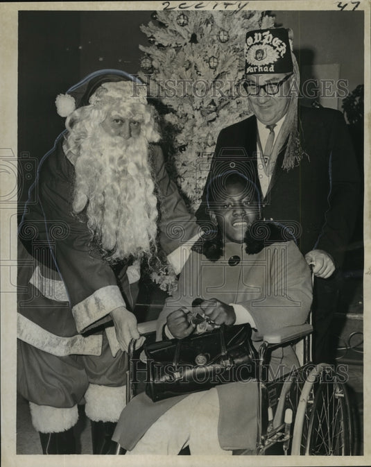 1967 Press Photo Bernadette Washington Gets a Wheelchair from Santa Claus