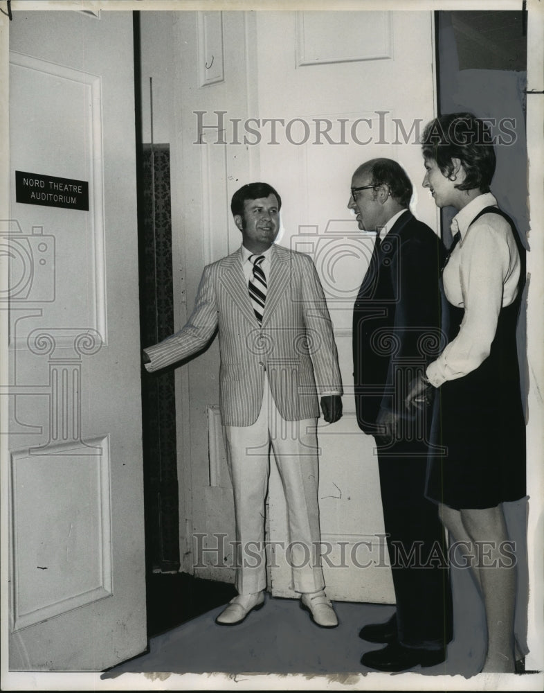 1971 Press Photo NORD Theater director Ty Tracy welcomes Charles W. Nutter- Historic Images