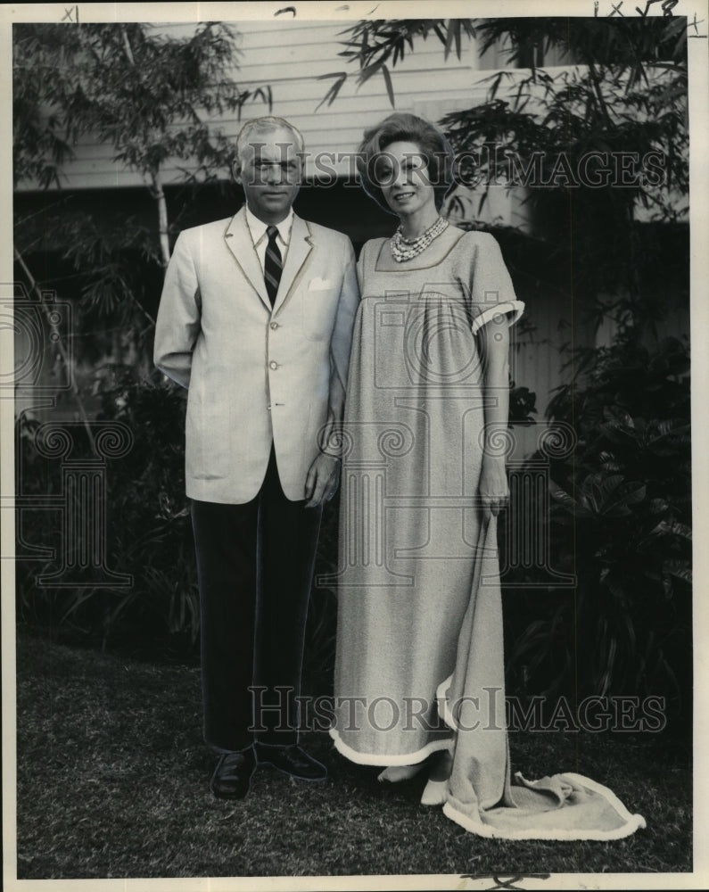 1966 Press Photo Mr. and Mrs. Shirley Braselman during their trip in Hawaii- Historic Images