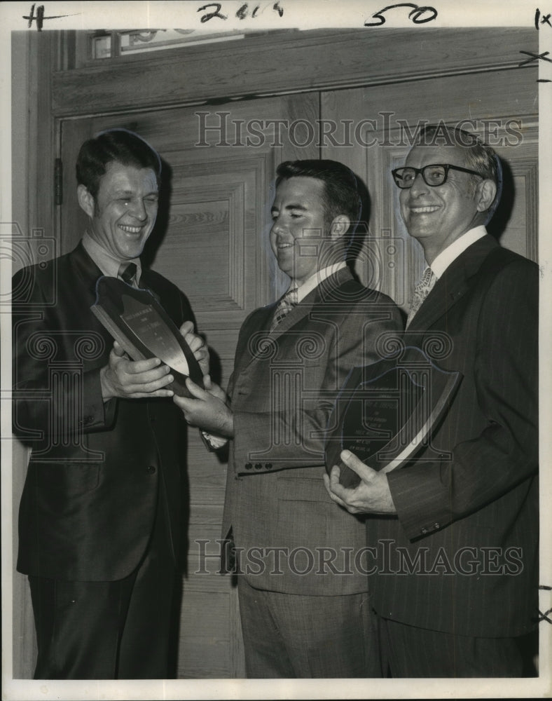 1971 Press Photo Rev. Dalton Burch Jr. honors Charles Livaudais &amp; Ivor Trapolin- Historic Images