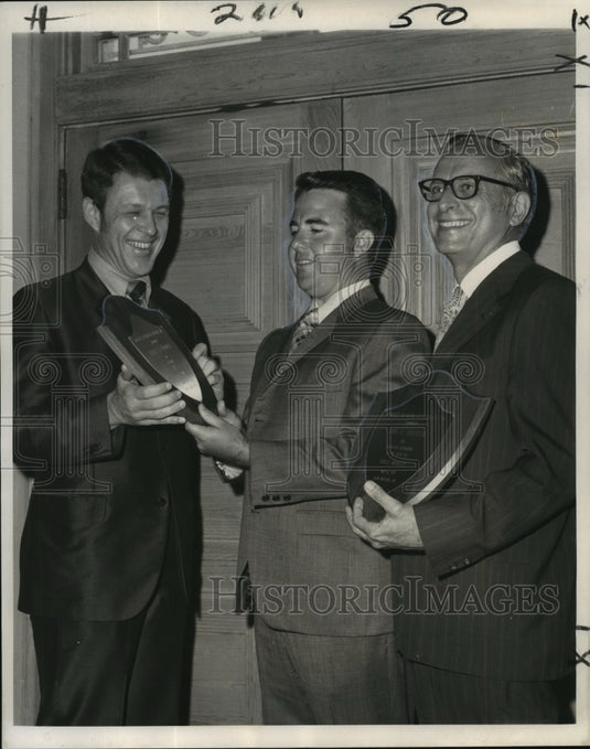 1971 Press Photo Rev. Dalton Burch Jr. honors Charles Livaudais & Ivor Trapolin- Historic Images
