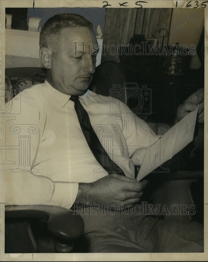1969 Press Photo Raymond Bryne reads a letter from Florida Governor Claude Kirk