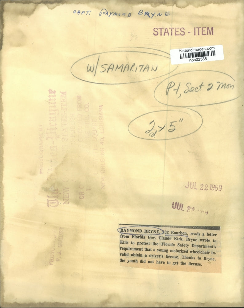 1969 Press Photo Raymond Bryne reads a letter from Florida Governor Claude Kirk