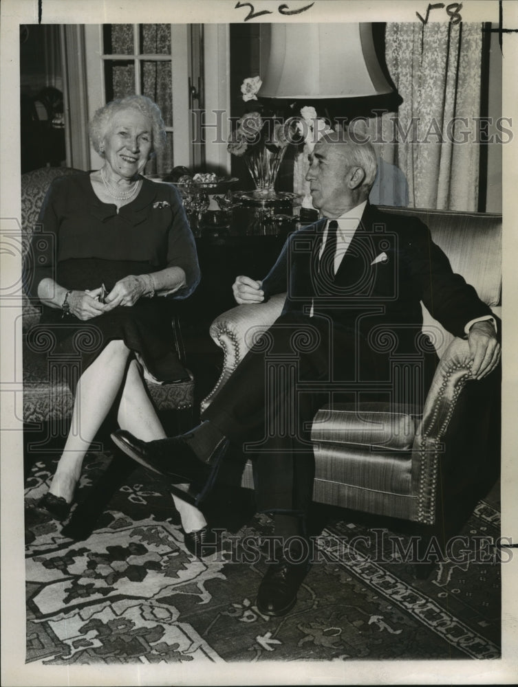 Load image into Gallery viewer, 1961 Press Photo Mr. and Mrs. James F. Byrnes seated in easy chairs - noo02424

