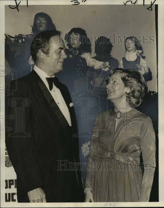 1974 Press Photo Aubrey J. Brooks compliments Mrs. Owen Q. Niehaus, chairman