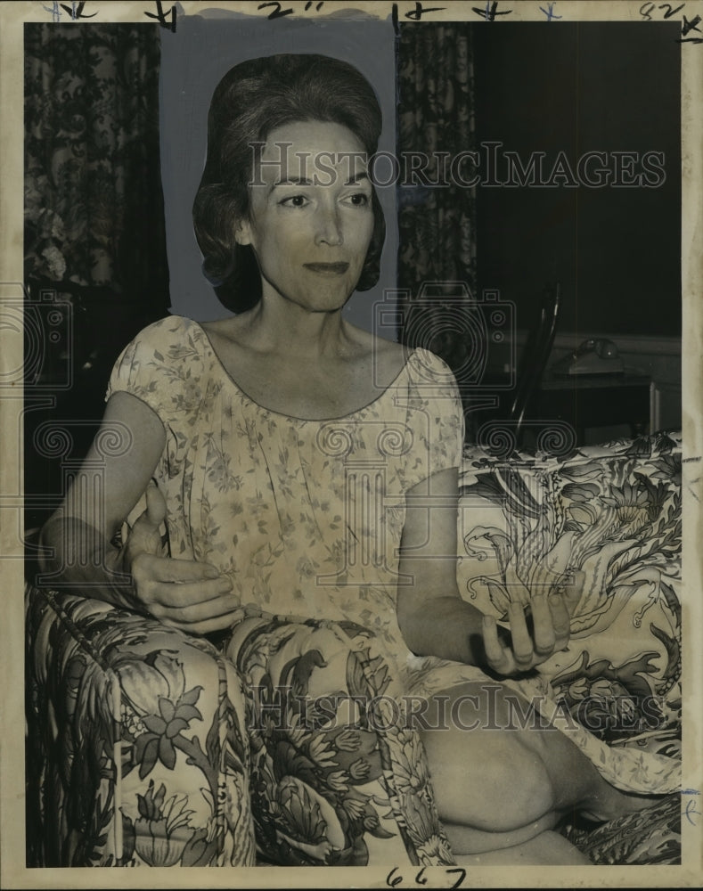 Load image into Gallery viewer, 1973 Press Photo Helen Gurley Brown, editor of "Cosmopolitan" magazine
