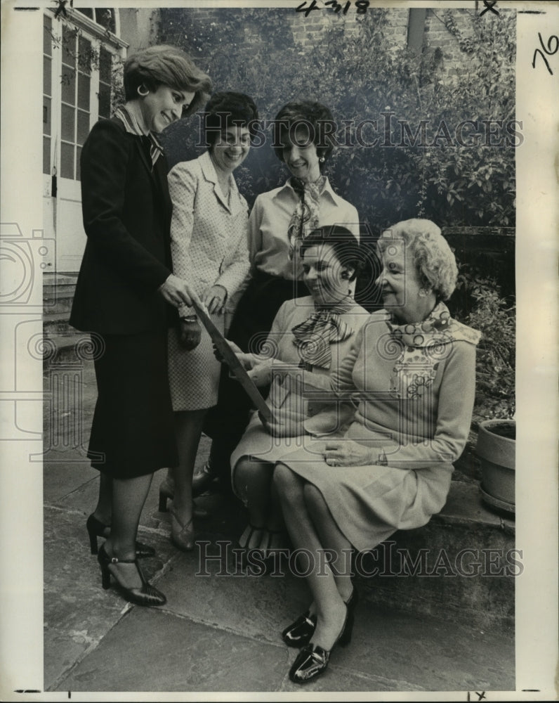 1977 Press Photo Mrs. George A. Broas, LePetit Theatre du Vieux Carre Guild - Historic Images