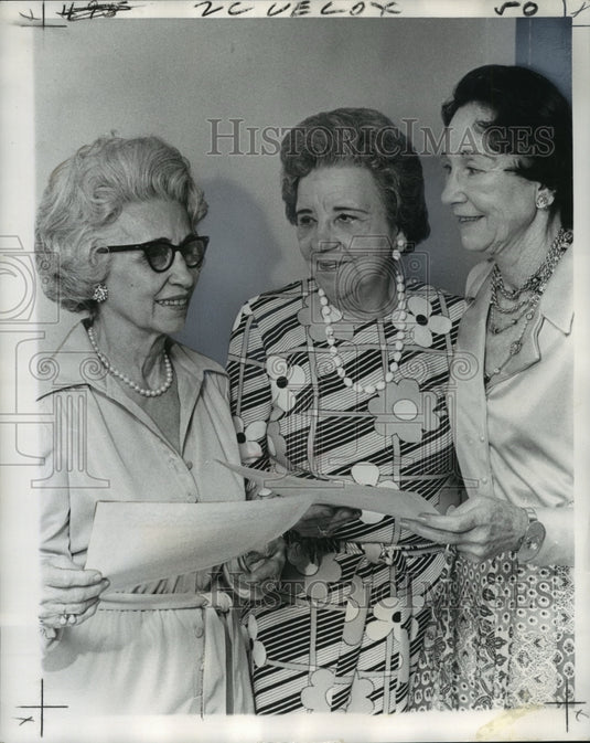 1974 Press Photo Certificates of Merit are received at a hospital luncheon- Historic Images