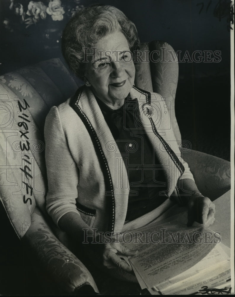 1975 Press Photo Crippled Children&#39;s Hospital Guild president Mrs. Adele Broas- Historic Images