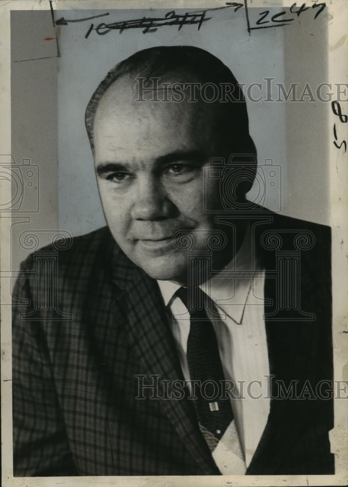 1971 Press Photo Art Burke will continue as executive sports editor- Historic Images