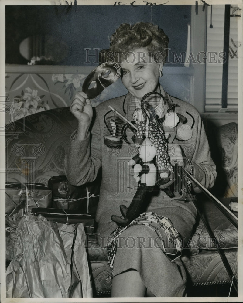 Load image into Gallery viewer, 1955 Press Photo Actress Billie Burke - noo02546
