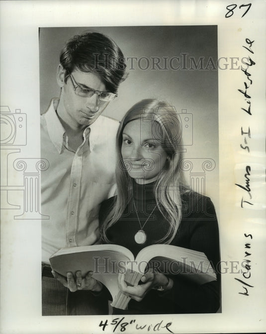 1976 Press Photo Stephen and Peggy Seay Cairns studies deep water gorgonians- Historic Images