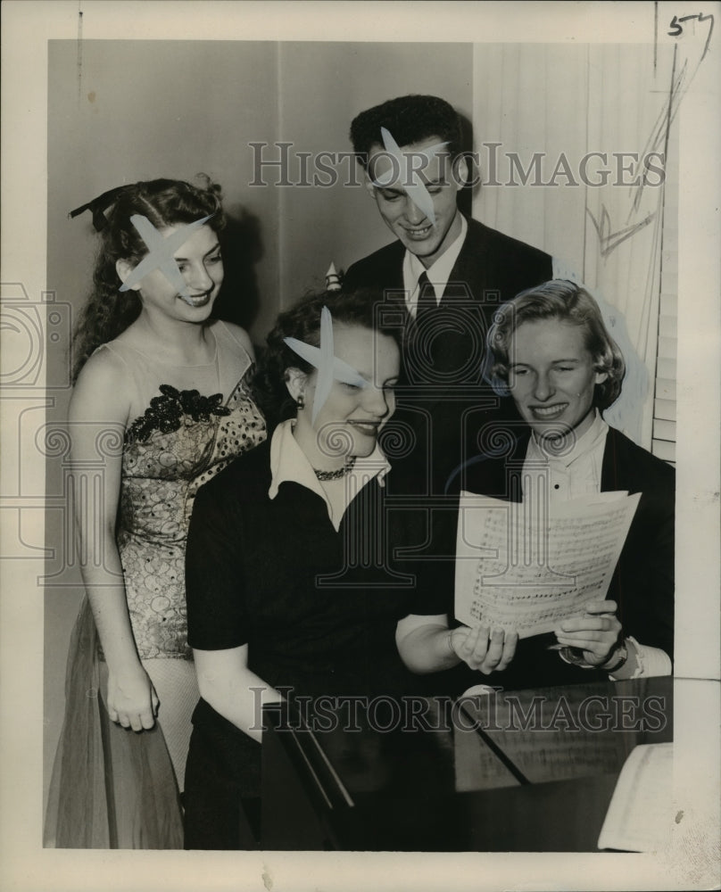 1953 Press Photo Junior philharmonic artists go over the music scores