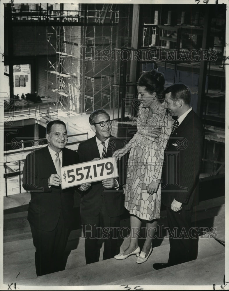 1971 Press Photo A signs shows money raised by the New Orleans Symphony Fund - Historic Images