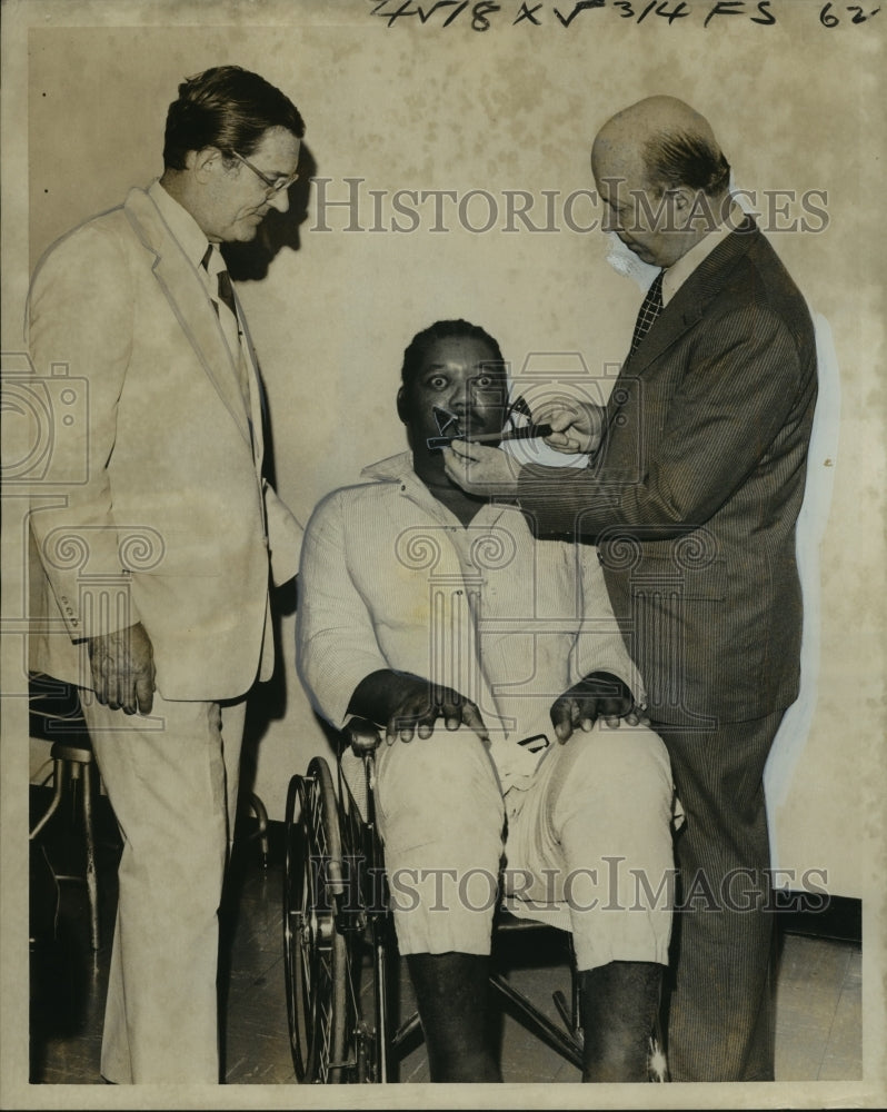 1976 Press Photo &quot;Eyelid Surgeon&quot;, Opthalmologist with Patient Warren Gibson- Historic Images