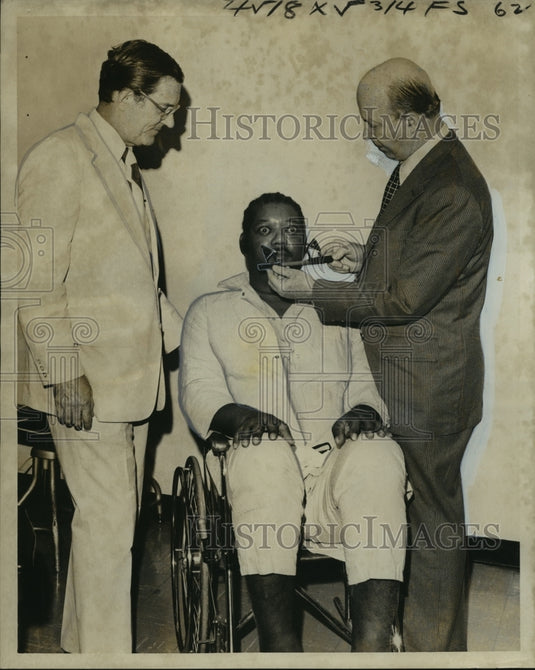 1976 Press Photo "Eyelid Surgeon", Opthalmologist with Patient Warren Gibson- Historic Images