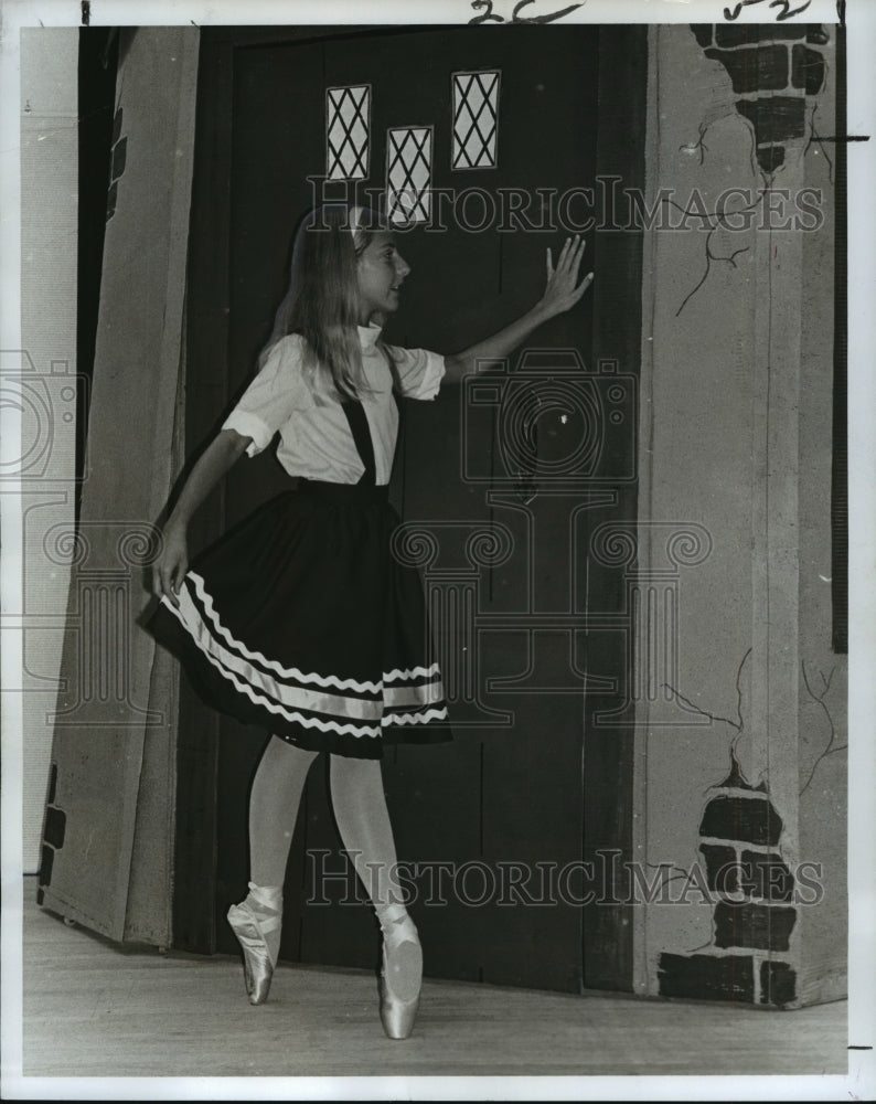 1971 Press Photo Allison Burrow, dances, on point, in &quot;Goldilocks and 3 Bears&quot;- Historic Images