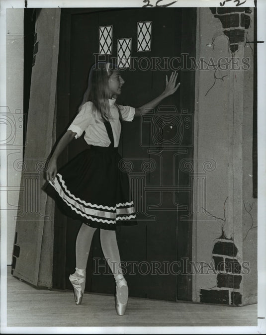 1971 Press Photo Allison Burrow, dances, on point, in "Goldilocks and 3 Bears"- Historic Images