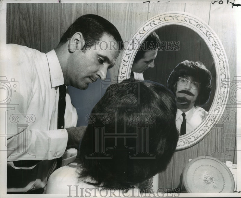 Load image into Gallery viewer, 1968 Press Photo Man has Goatee Trimmed - noo02728
