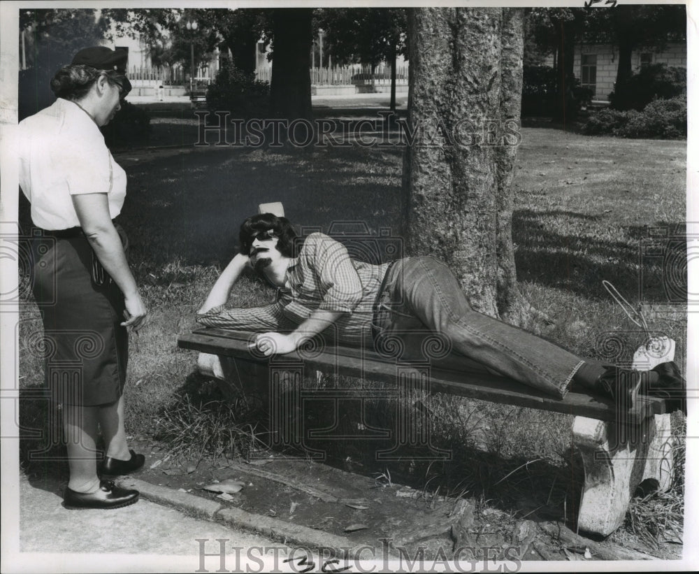 1968 Press Photo Nouveau Hippie Chats with Police Woman Mrs. J.C. Hebert