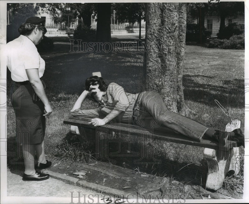 Load image into Gallery viewer, 1968 Press Photo Nouveau Hippie Chats with Police Woman Mrs. J.C. Hebert
